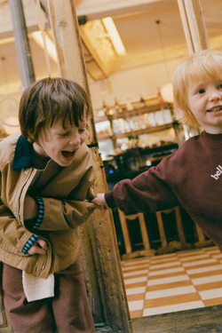 ZARA ТОЛСТОВКА С ВЫШИТЫМ ТЕКСТОМ, КОРИЧНЕВЫЙ