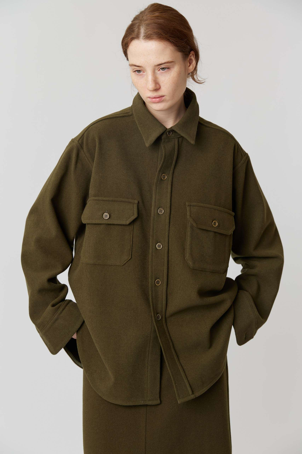 Объемная мужская рубашка зеленого цвета