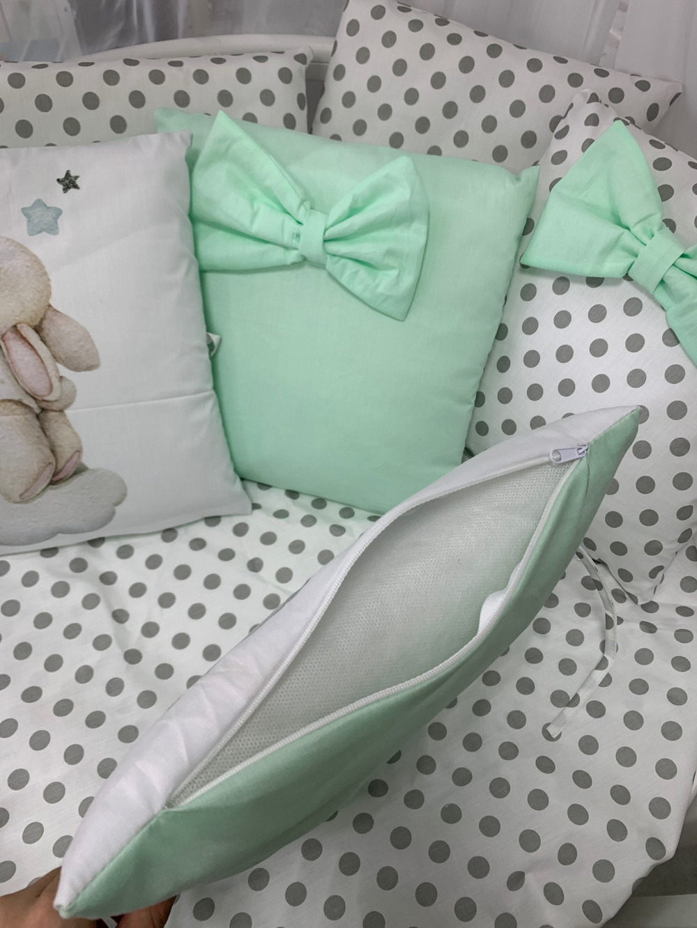 Комплект в кроватку 18 предметов "Семейные кролики", зеленый сатин