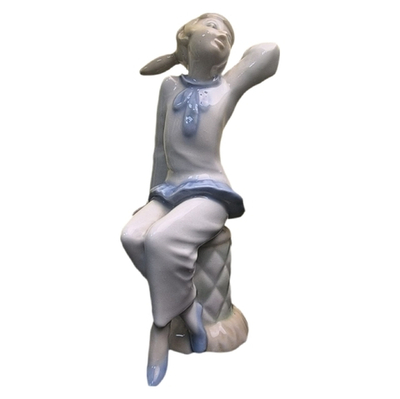 Фарфоровая статуэтка "Девочка сидящая на пуфе"