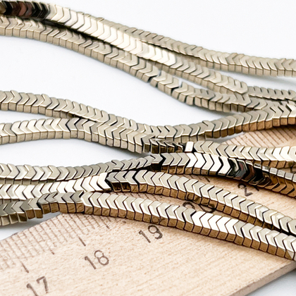 Гематит Стрелка бусины (имитация), цвет золотистый, размер около 2*3 мм, цена за отрезок 19 см (1/2 нити)