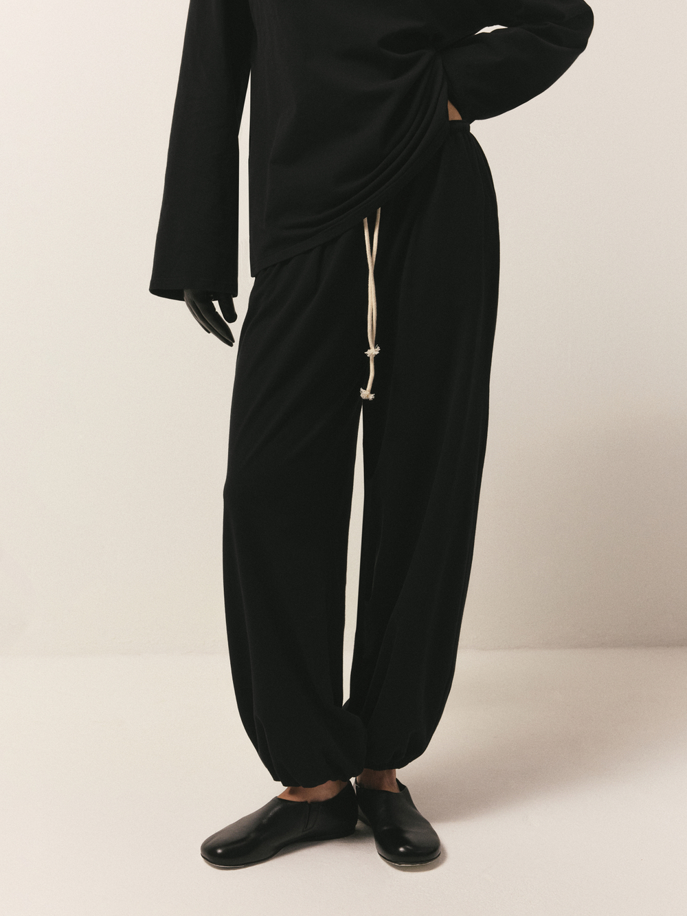 Брюки из soft-touch трикотажа