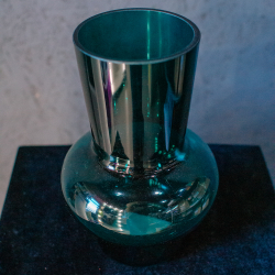 16. Изумрудная стеклянная ваза необычной формы