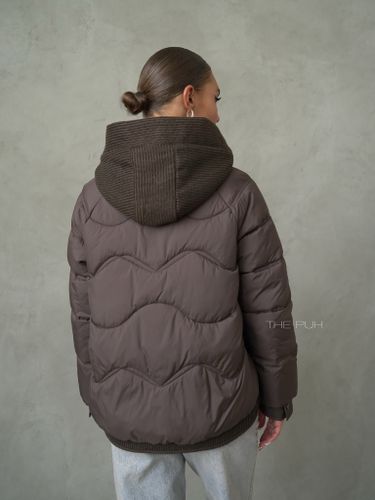 Шоколадный пуховик с трикотажной манишкой