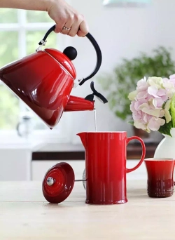 Le Creuset - Чайник Kone 1,6л Вишня / артикул   92000200060000  / GTIN 024147033271