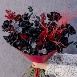 87. Стильный темный букет с черными французскими розами