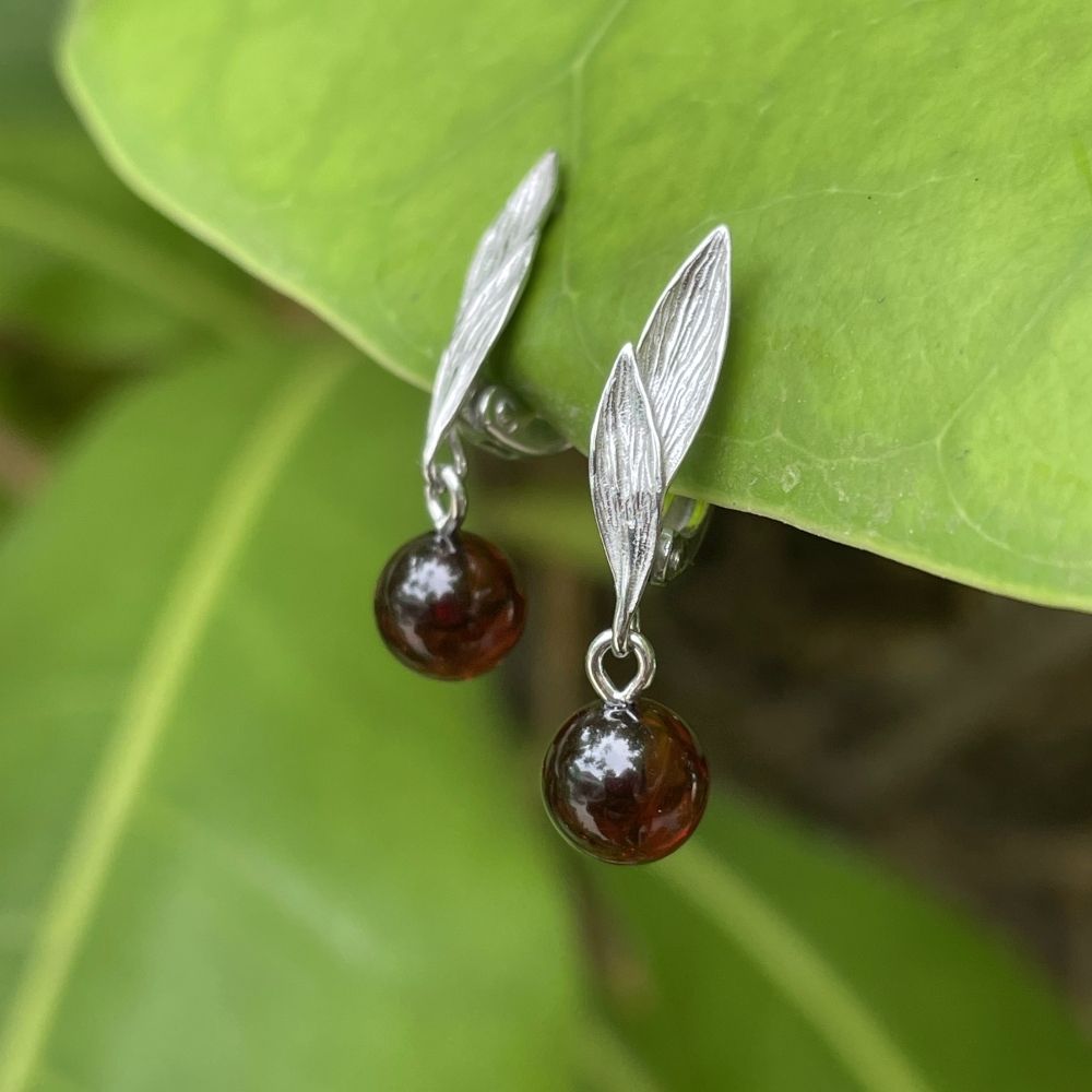 Серьги Лист с подвесом шар с вишневым янтарем