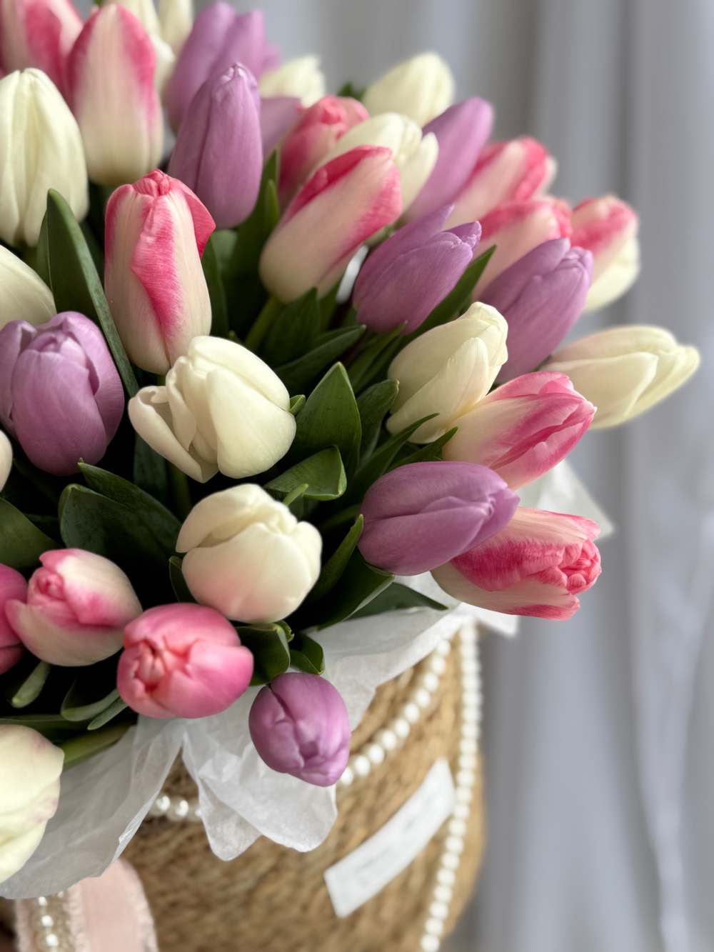Розовые, белые и сиреневые тюльпаны в стильной корзине от Флора Маркет
