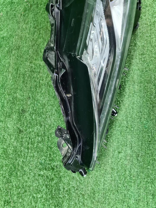 Битая Фара левая Toyota Camry xv70 (2020-н.в.) LED