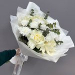 Букет из белых французских роз и белых хризантем с эвкалиптом