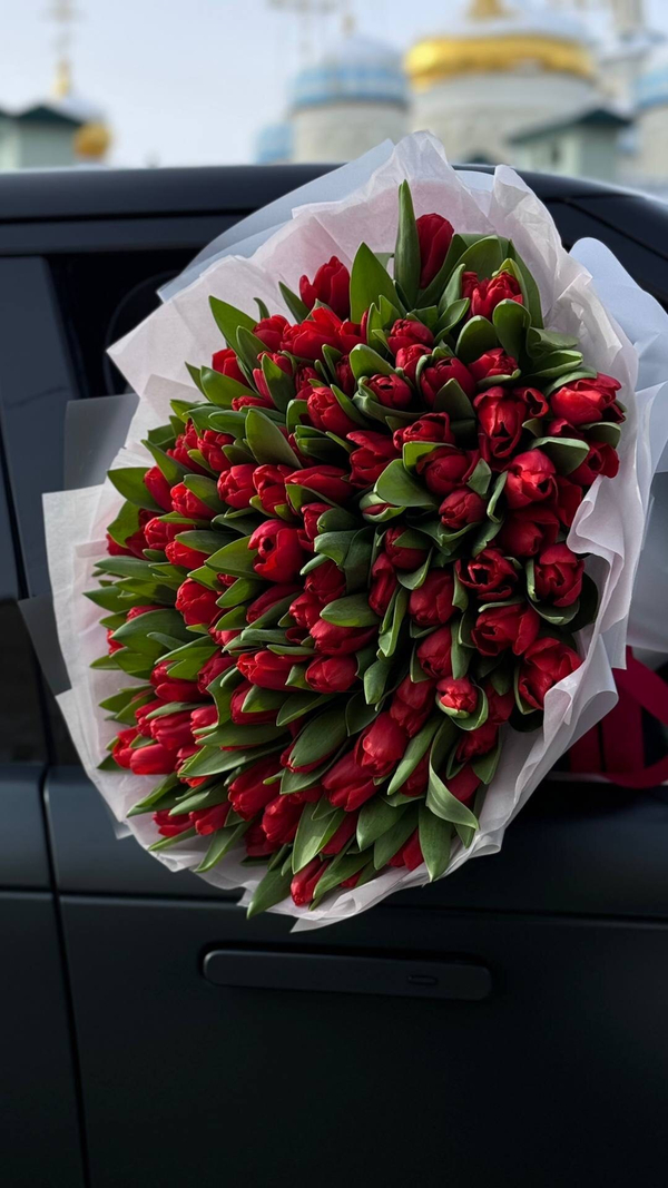 101 красный тюльпан в элегантном оформлении от Флора Маркет