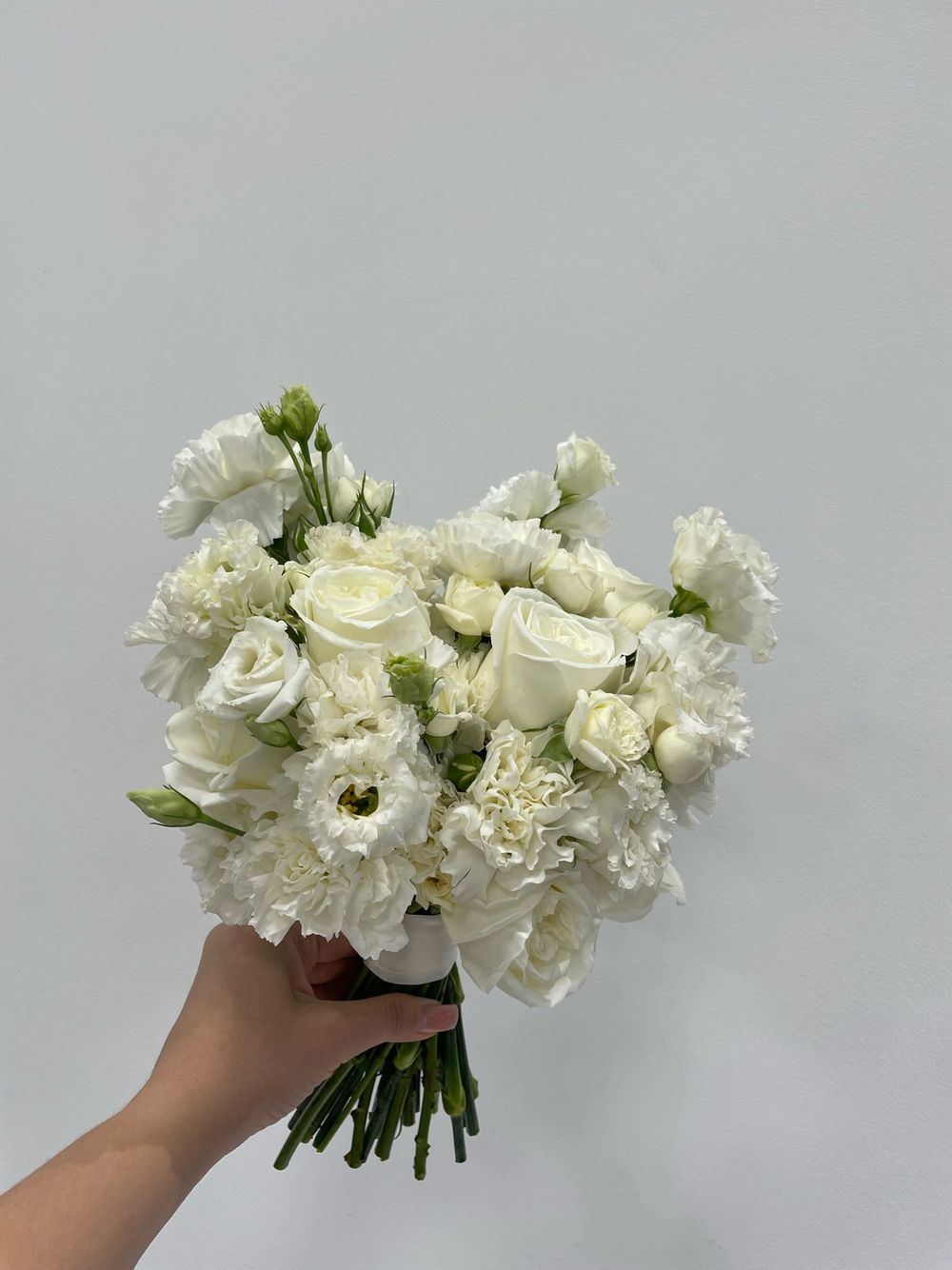 Свадебный букет из одноголовых роз, лизиантуса и диантусов