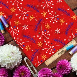 Ткань флис хвойные ветки и снежинки на красном фоне