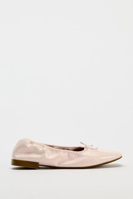 ZARA БАЛЕТКИ ИЗ ЛАКИРОВАННОЙ ИСКУССТВЕННОЙ КОЖИ С БАНТИКОМ, РОЗОВЫЙ