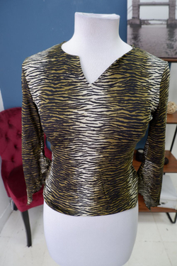 Джемпер с анималистичным принтом 42-44 размер