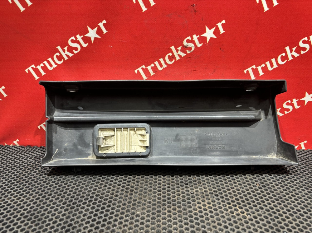 Накладка подножки левая