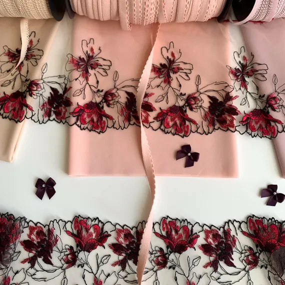 Вышивка на сетке бежевая/слива (правая) 14 см