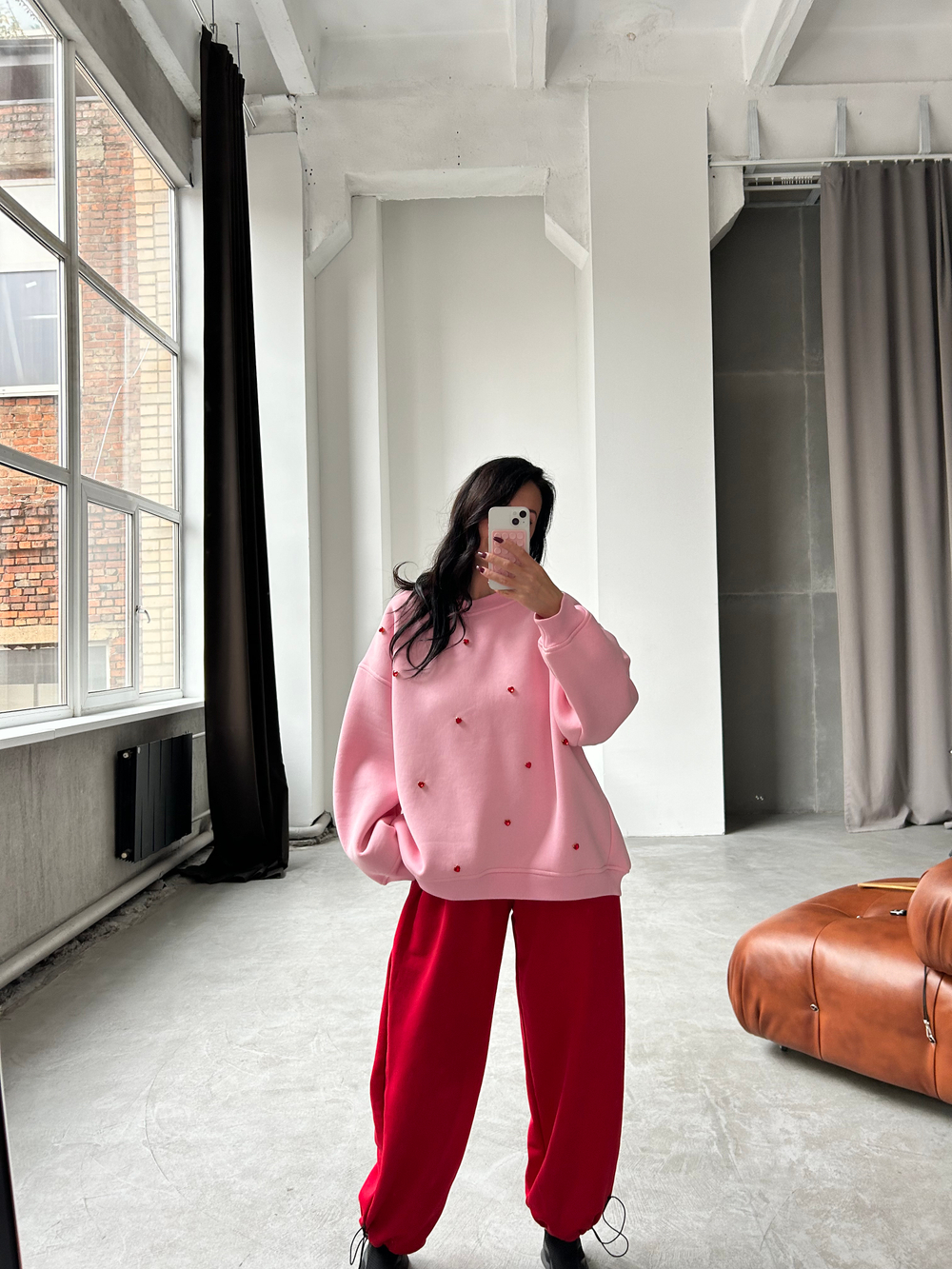 Свитшот oversize c сердечками стразами