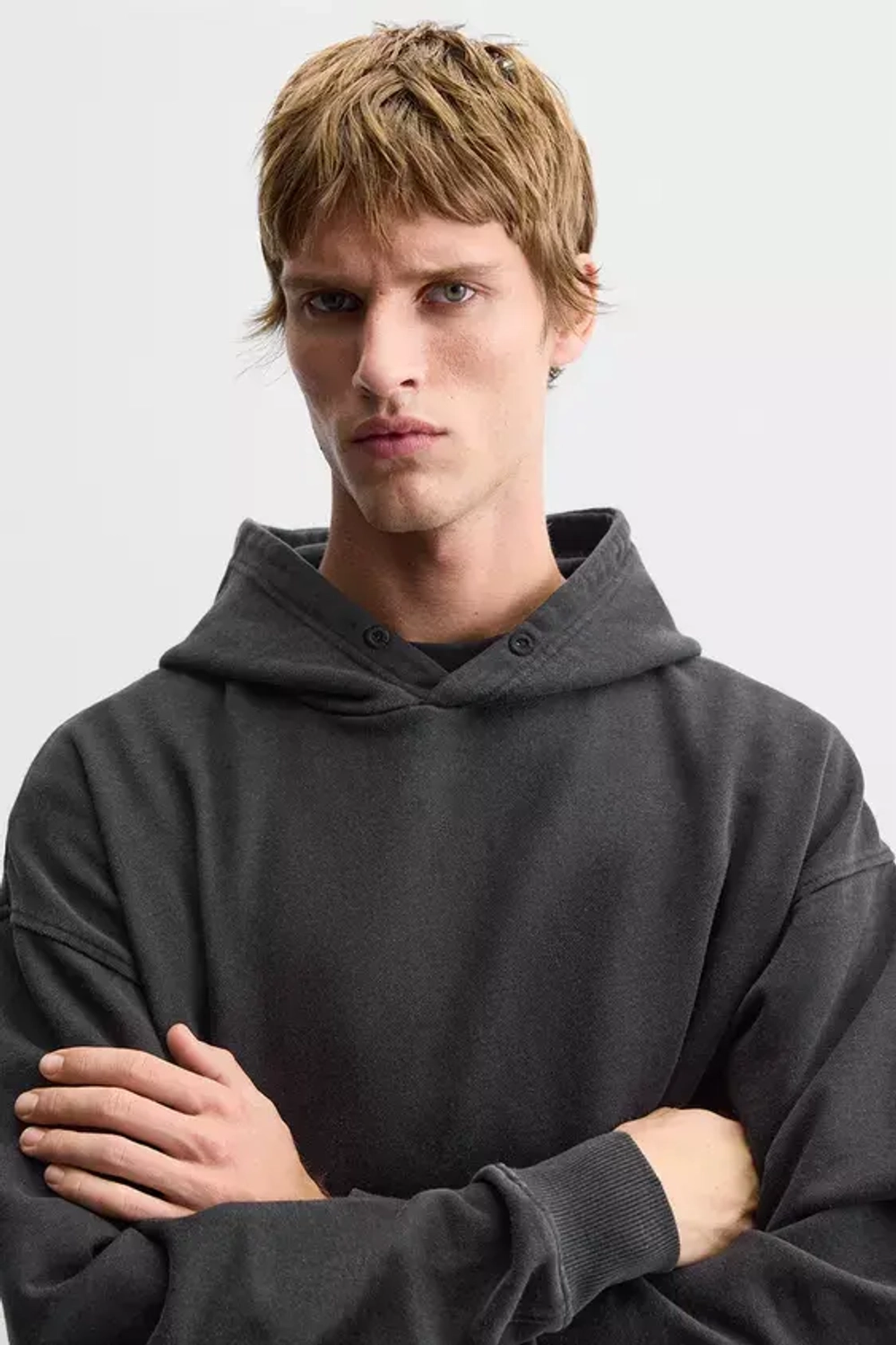 ZARA ТОЛСТОВКА BOXY FIT ИЗ ТКАНИ С ЭФФЕКТОМ ПОТЕРТОСТИ, ЧЕРНЫЙ, 3443/340 –  купить за 7 803 P | kupi-brend.ru