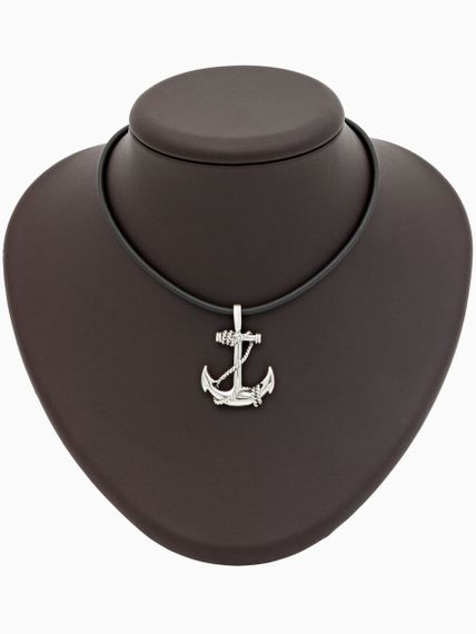 Фото мужской подвески якорь из серебра на постаменте.