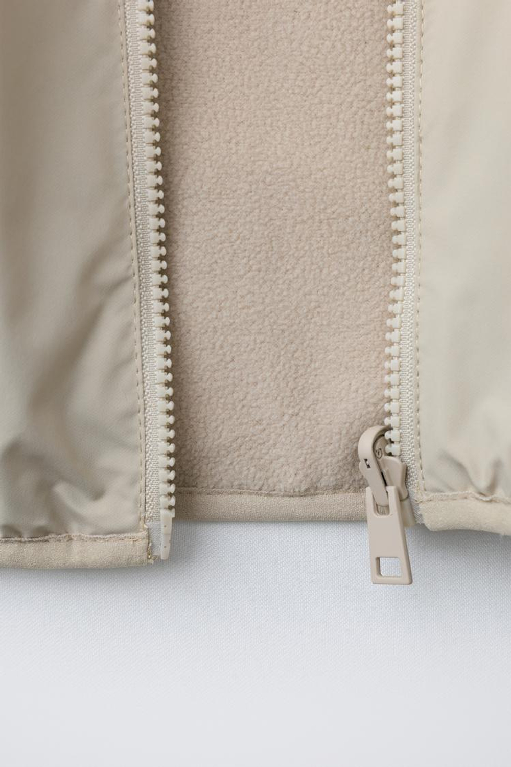 ZARA НЕЙЛОНОВАЯ КУРТКА ИЗ ПОЛАРФЛИСА, ЭКРЮ