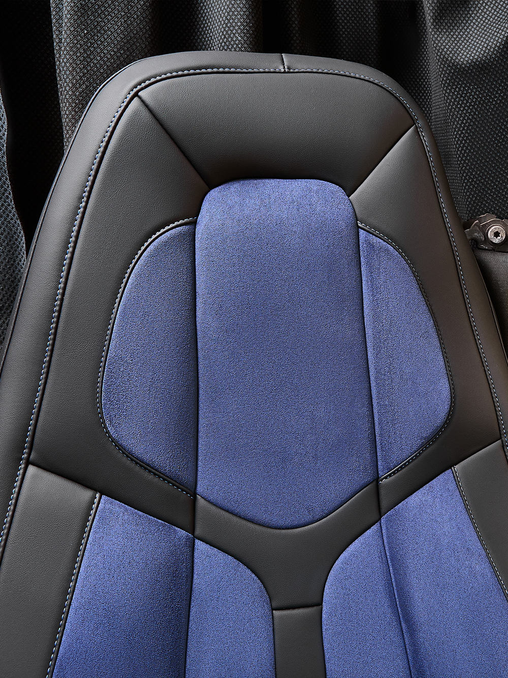 Чехлы Люкс VOLVO FH-13 после 2018 года: водитель от сиденья, пассажир от стойки кабины (один вырез под ремень) (экокожа, черный, синяя вставка)