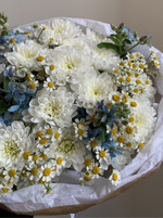Букет с кустовой белой хризантемой, ромашкой и голубого оксипеталума