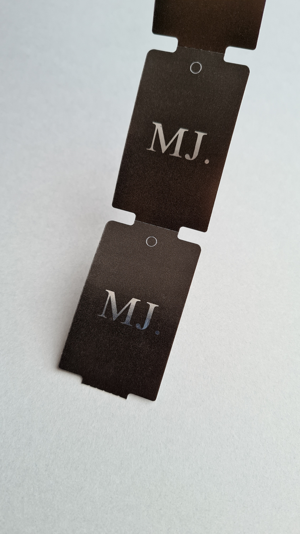 Печать серебряным на черных бирках