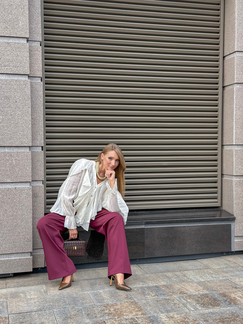 Брюки прямого кроя с защипами