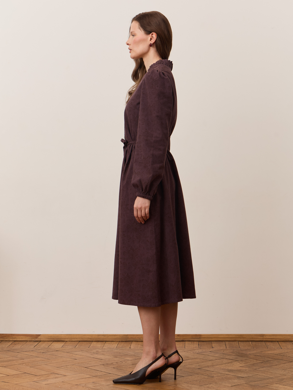 Платье с воротником стойкой