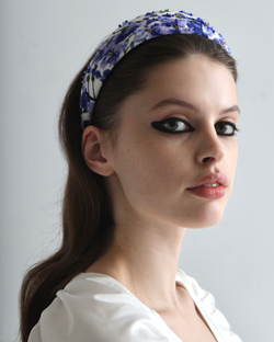 Ободок из жаккарда с цветочным принтом расшитый камнями в тон