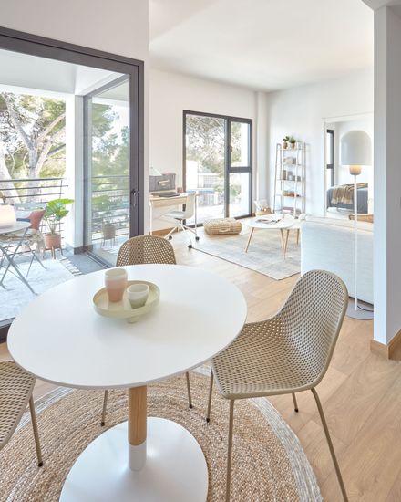 Диван-кровать Tanit белый с ножками из массива бука с натуральной отделкой 210 см