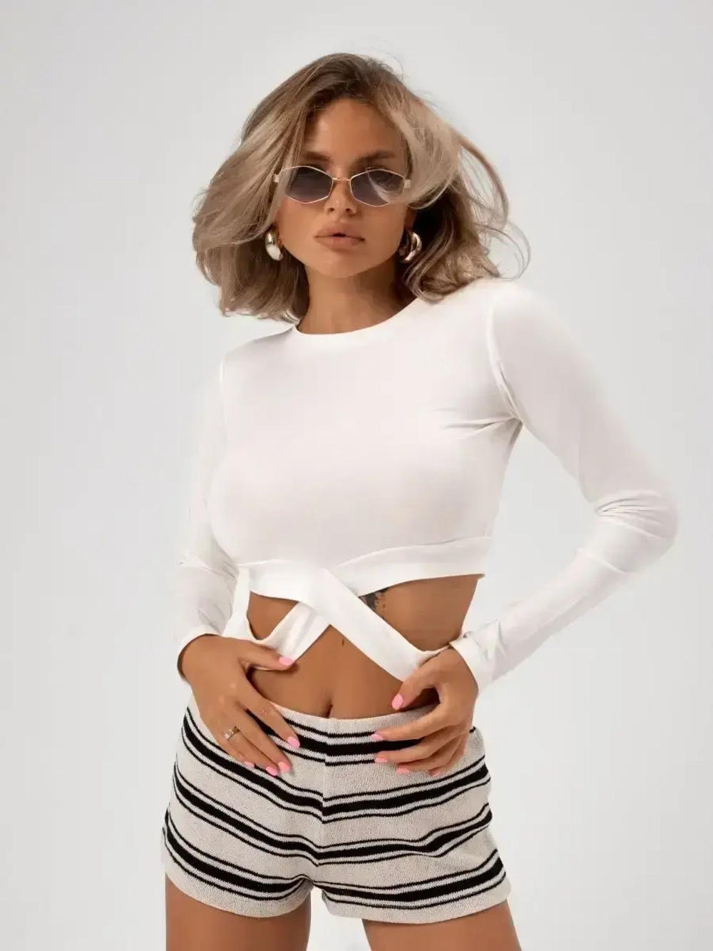 Белый лонгслив укороченный облегающий с длинным рукавом