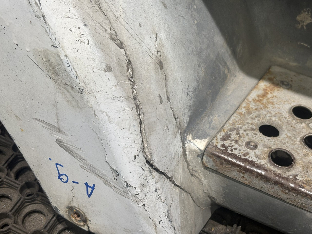 Корпус подножек правый