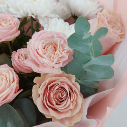 Бело-розовый букет с розами и хризантемами