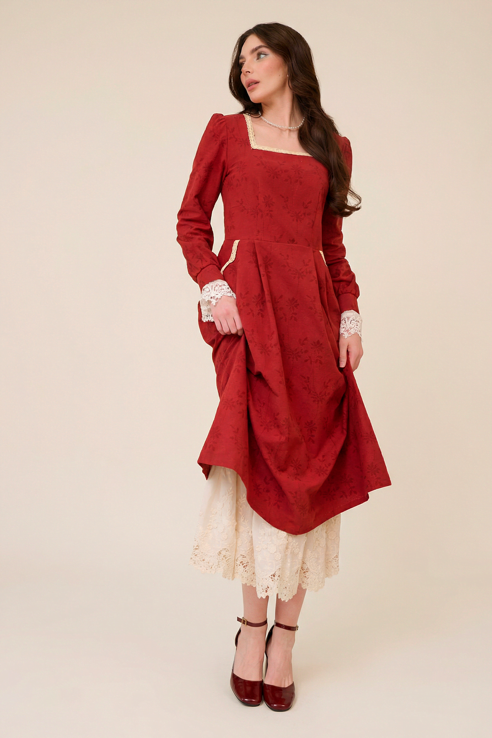 Платье с квадратным вырезом