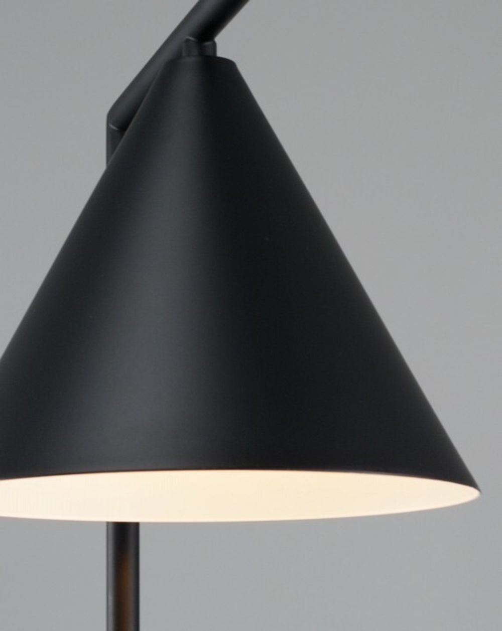 Настольная лампа декоративная Moderli Omaha V10516-1T