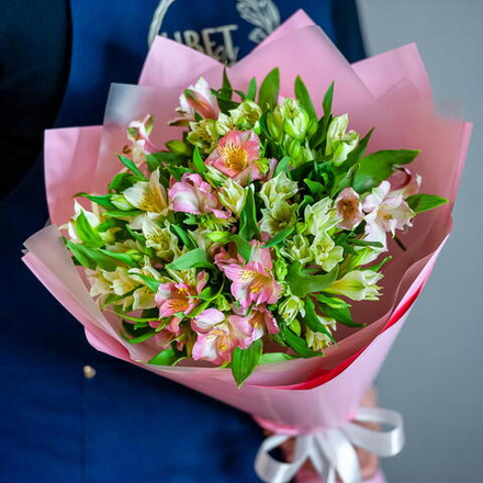 Монобукет из альстромерии в розовом оформлении