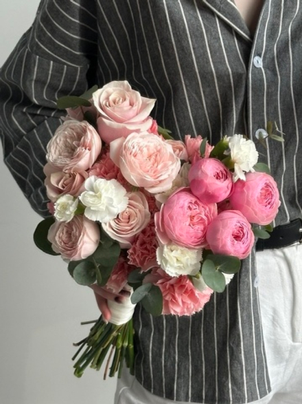 Свадебный букет из кустовых пионовидных роз, диантусов и эвкалипта