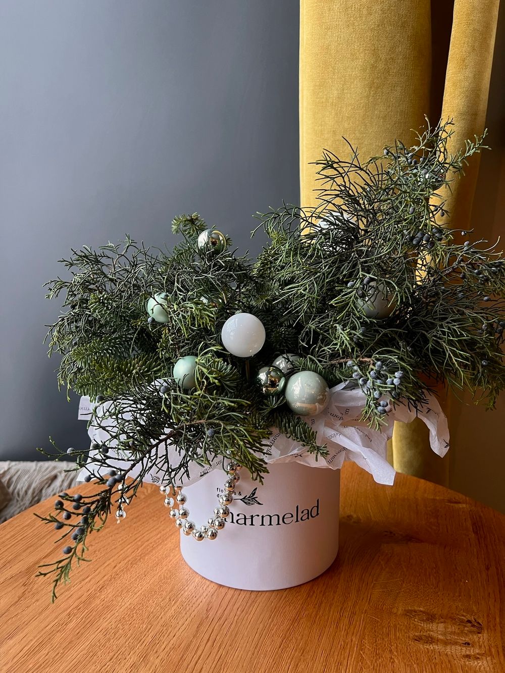 Композиция из хвои с можжевельником и шариками