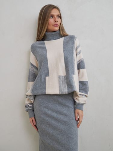 Серо-белый вязаный костюм с юбкой