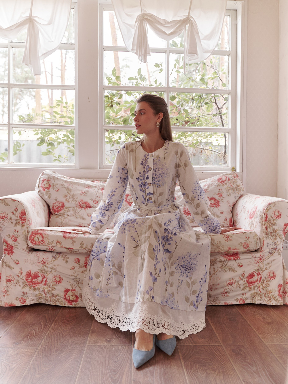 Платье белое с кружевом