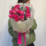 Букет из 15 шт яркой розы (40 см ) и эвкалипта