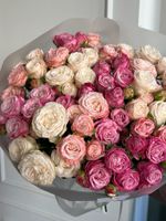 Моно букет из кустовых пионовидных роз