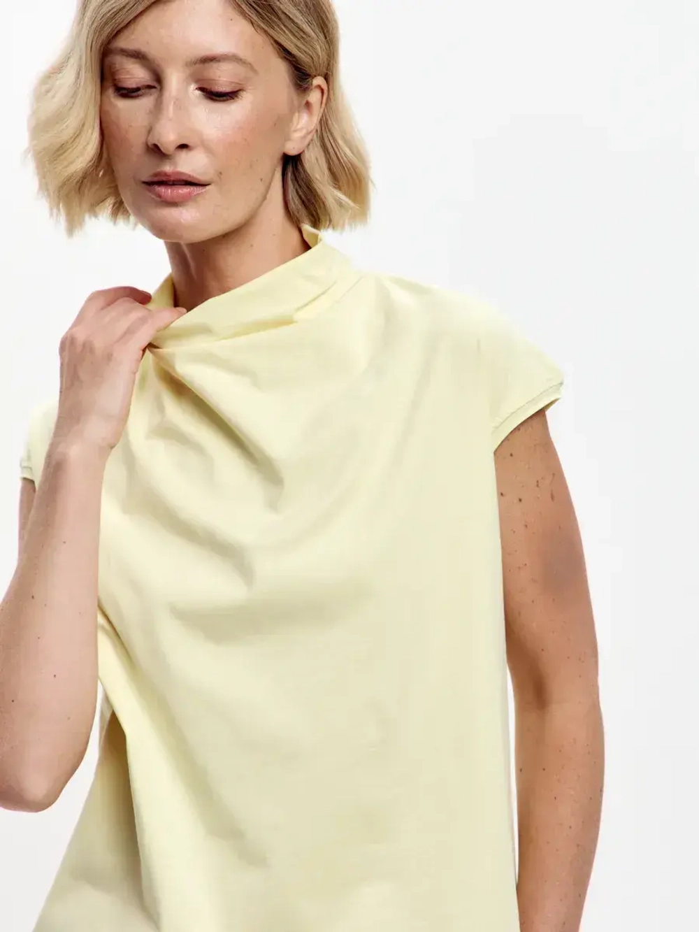 Футболка дизайнерская с цельнокроеным воротником