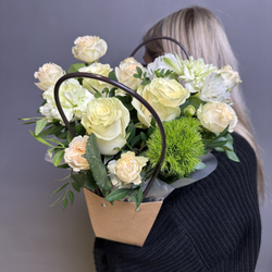 Композиция в сумочке "Mируша" (роза кустовая,альстромерия,диантус)