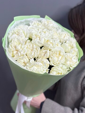 Монобукет из 7 кустовых пионовидных роз сорта "Артик Флоу"