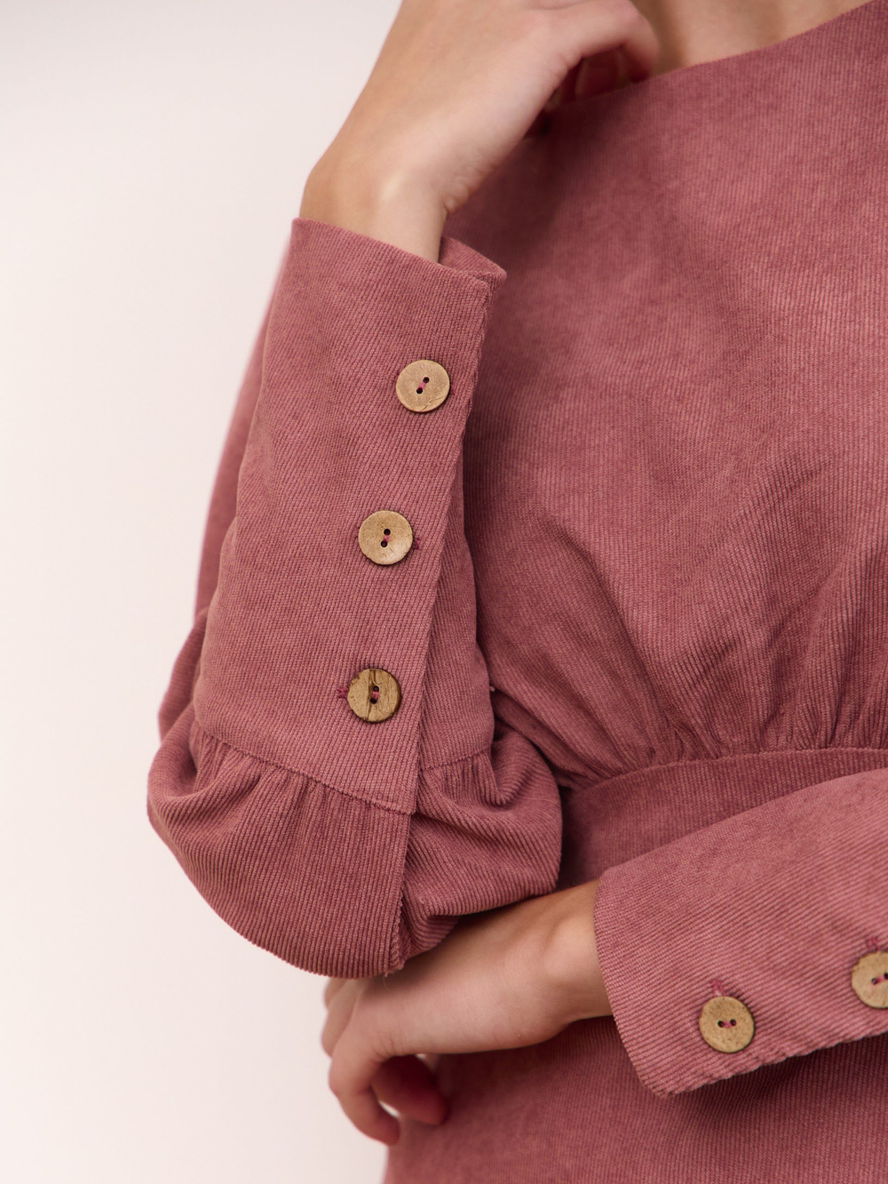 Платье с широкими манжетами