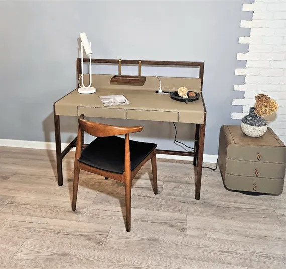 Письменный стол 4739 с ящиками и встроенными розетками