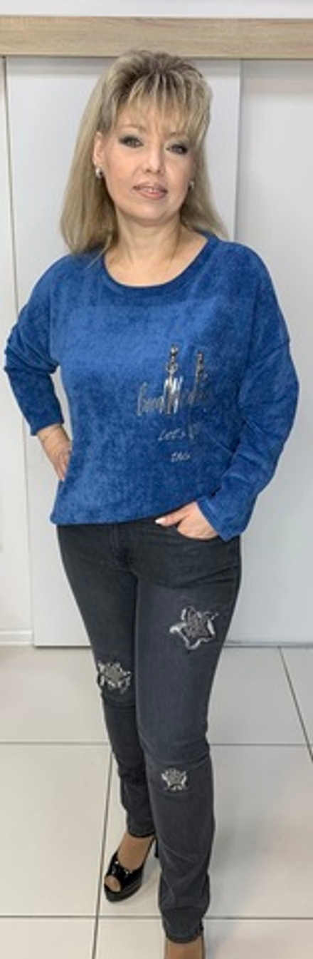 Серые зауженные джинсы со "звездами" из клепок